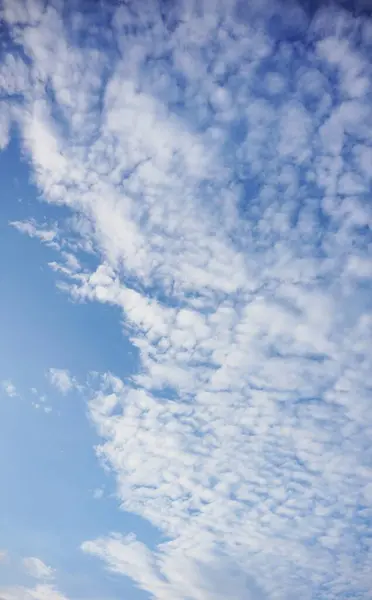 Mavi gökyüzü ve beyaz bulutlar güneşli bir günde