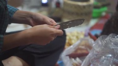 Genç bir kız baharat pişirmek için sarımsak soyuyor.