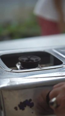 Birisi yeni tamir edilmiş bir gaz sobasını yakmaya çalışıyor ve ocak tutuşuyor..