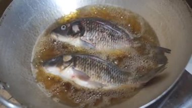 Gaz sobasıyla tavada kızartılmış sazan balığı.