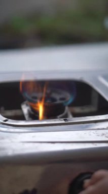 Birisi yeni tamir edilmiş bir gaz sobasını yakmaya çalışıyor ve ocak tutuşuyor..