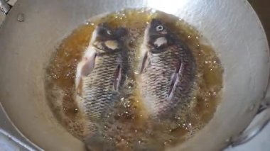 Gaz sobasıyla tavada kızartılmış sazan balığı.