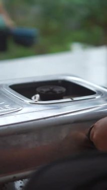 Birisi yeni tamir edilmiş bir gaz sobasını yakmaya çalışıyor ve ocak tutuşuyor..