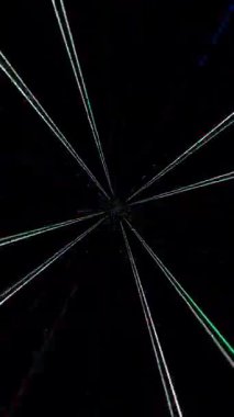 3D animasyon dikey güzel video renkli soyut parlak ışık enerjisi 4K düz çizgiler arkaplan için parıldayan ışık efekti