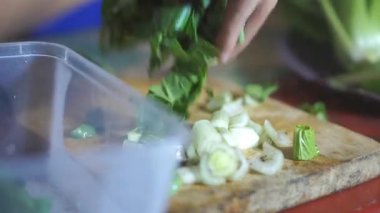 Kesildikten sonra yeşil hardal yeşillikleri ya da Latin Brassica rapa 'da bir kaseye konur..