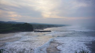 Sahil manzaralı Doğal Güzellik Öğleden Sonra Günbatımında Denizde Dalgalar Var