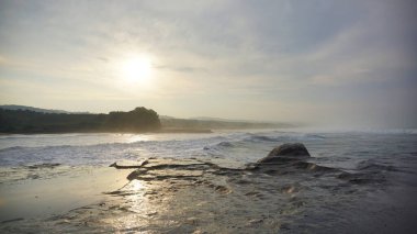 Sahil manzaralı Doğal Güzellik Öğleden Sonra Günbatımında Denizde Dalgalar Var