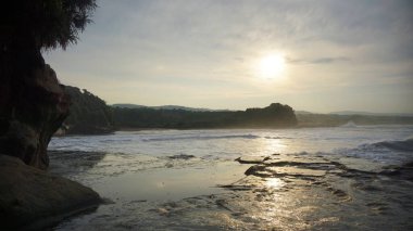 Sahil manzaralı Doğal Güzellik Öğleden Sonra Günbatımında Denizde Dalgalar Var