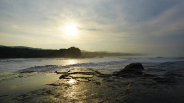 Sahil manzaralı Doğal Güzellik Öğleden Sonra Günbatımında Denizde Dalgalar Var