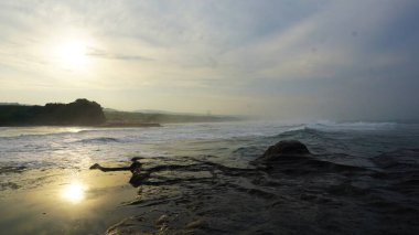 Sahil manzaralı Doğal Güzellik Öğleden Sonra Günbatımında Denizde Dalgalar Var