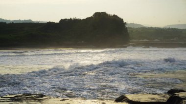 Sahil manzaralı Doğal Güzellik Öğleden Sonra Günbatımında Denizde Dalgalar Var