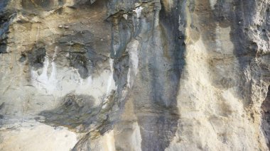 Sahile yakın bir uçuruma doğal oymalar yapılmış büyük bir kaya.