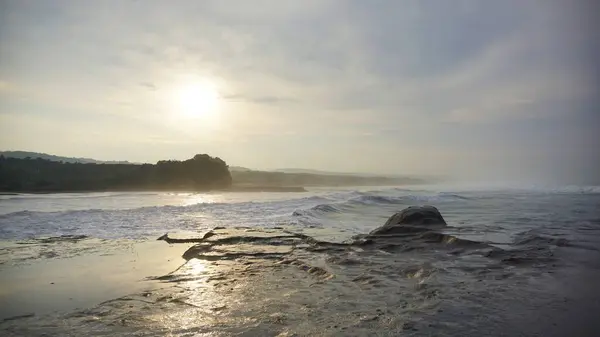 Sahil manzaralı Doğal Güzellik Öğleden Sonra Günbatımında Denizde Dalgalar Var