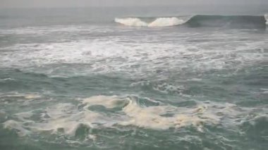 Büyük deniz suyu dalgaları sabah alçak gelgit sırasında gün doğumunda