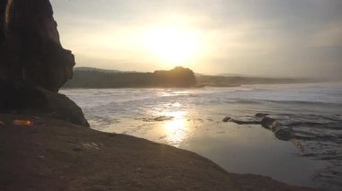 Büyük okyanus dalgalarının zaman aşımına uğraması. Sabahın köründe gelgit yükseldiğinde.
