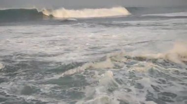 Sahil manzaralı Doğal Güzellik Öğleden Sonra Günbatımında Denizde Dalgalar Var