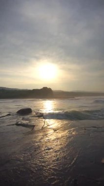 Sahil manzaralı Doğal Güzellik Öğleden Sonra Günbatımında Denizde Dalgalar Var