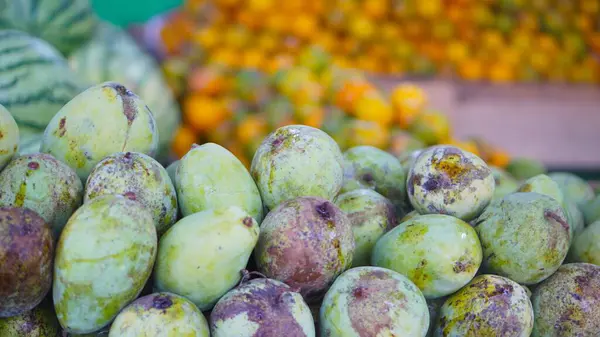 Olgun, tatlı yeşil mango yığını