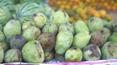 Olgun, tatlı yeşil mango yığını