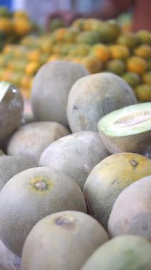 Olgun ve tatlı kavun yığını ikiye bölünmüş taze görünüyor.