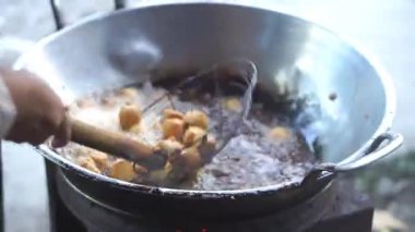 Sumedang tofu, kızartma tavasında, gaz sobasıyla kızartılmış.