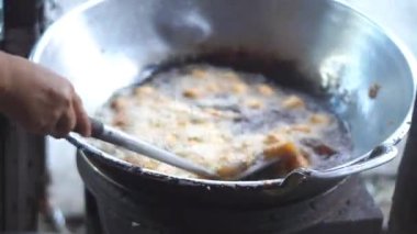 Sumedang tofu, kızartma tavasında, gaz sobasıyla kızartılmış.