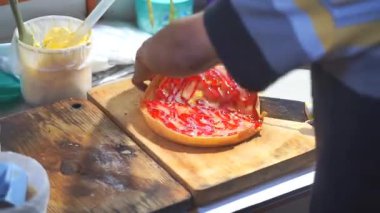 Bir sokak satıcısı sattığı martabak 'ı kesiyor..