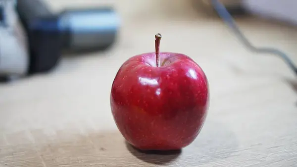 Taze kırmızı elmalar gece masada toplandı.