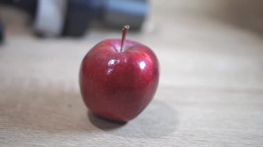 Taze kırmızı elmalar gece masada toplandı.