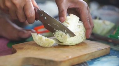 Ormanda hayatta kalma bıçağıyla lahana doğramak.