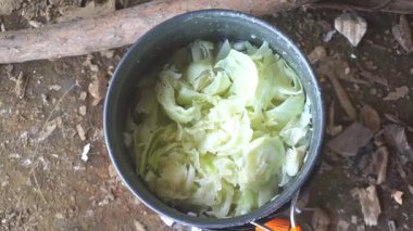 Portatif ızgara kullanarak erişteli lahana haşlıyorum.