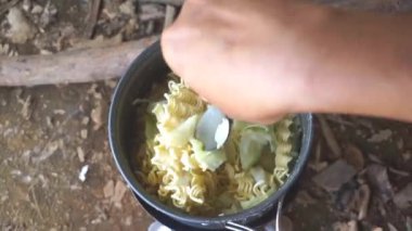 Portatif ızgara kullanarak erişteli lahana haşlıyorum.