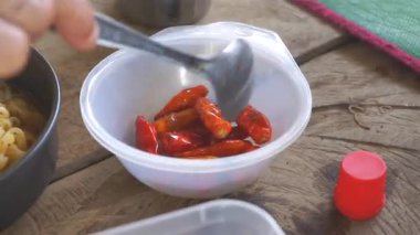 Kızarmış biberleri küçük bir kaseye boşalt..