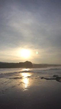 Büyük deniz suyu dalgaları sabah alçak gelgit sırasında gün doğumunda