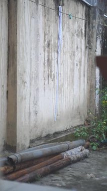 Öğleden sonra evin çatı kiremitlerine yağmur düşer.