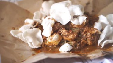 Kupat Tahu ketupat, kızarmış tofu ve lahana ve fasulye filizi gibi sebzelerden yapılan geleneksel bir Endonezya yemeğidir..