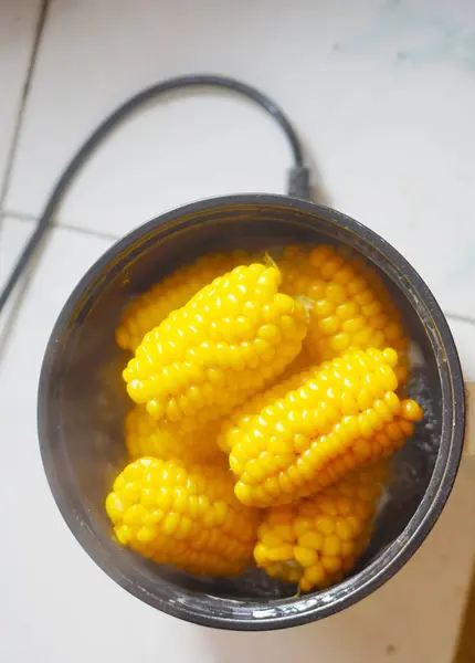 Elektrikli tavayla mısır pişiriyorum.