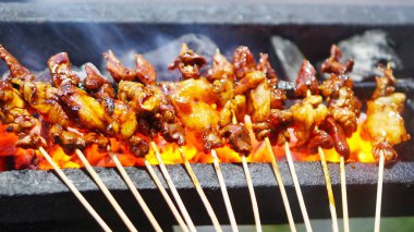 Satay mangal kömürü kullanıyor.