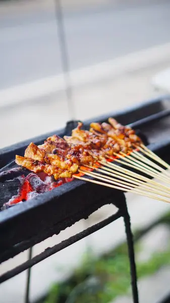 Satay mangal kömürü kullanıyor.