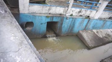 Aşırı yağmur suyu ve kentsel akıntıları yönetmek için tasarlanmış beton su kanalları