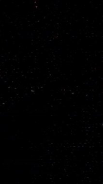 güzel renkli video soyut parlak ışık enerjisi 4K düz çizgi dalgaları siyah arkaplan üzerinde parıldayan ışık etkisi