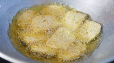 Geleneksel Endonezya tempehinin kızgın yağda kızarması, sağlıklı ve protein zengini bitki temelli bir yemek.