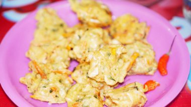 Bir tabak çıtır Endonezya sebzeli börek, bakwan goreng ve kırmızı biber.