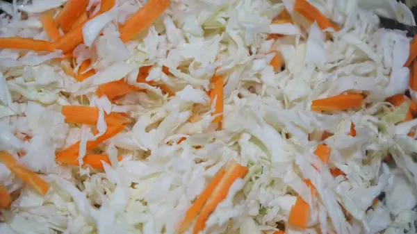 Kızartmaya hazır havuç, lahana ve otlarla karışık sebze hamuru yakın plan.