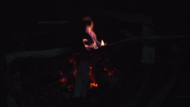 Ormanda geleneksel kamp ateşi, kendine güvenmeyi, macerayı ve ilkel açık havada yaşamayı simgeliyor.