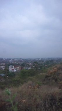 Huzurlu kırsal alanda evi olan güzel dağ manzarası