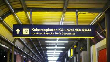 Bandung, Endonezya - 13 Ağustos 2025 Yerel ve Şehirlerarası tren yön işaretleri Bandung İstasyonu