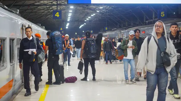 Bandung, Endonezya - 13 Ağustos 2025 Endonezya 'daki bir tren platformunun hareketli atmosferi, kentsel ve bölgesel bölgelerin birbirine bağlanmasında demiryolu taşımacılığının rolünü vurguluyor..