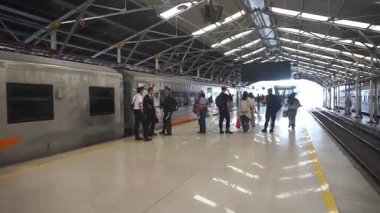 Bandung, Endonezya - 13 Ağustos 2025 Tren istasyonu yolcuları istasyona vardıklarında.