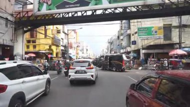 Bandung, Endonezya - 13 Ağustos 2025 Şehir merkezi işlek bir caddede araçlarla şehir içi ulaşımı